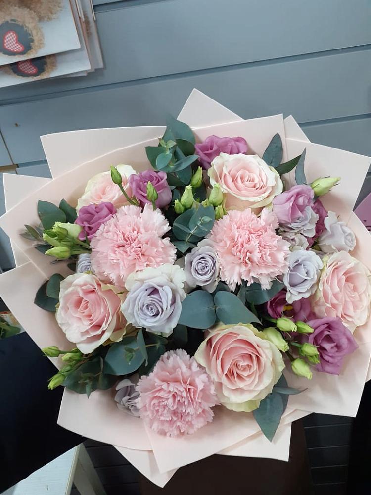 Букет цветов из: Розы, Гвоздики и Лизиантусы в Красная Горка Республика Башкортостан